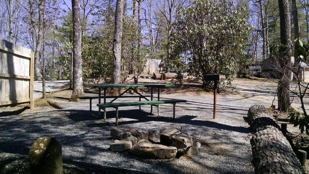 Linville Falls Campground, Rv Park, And Cabins Exteriör bild
