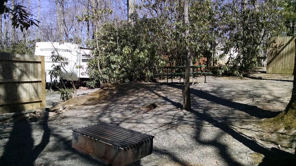Linville Falls Campground, Rv Park, And Cabins Exteriör bild