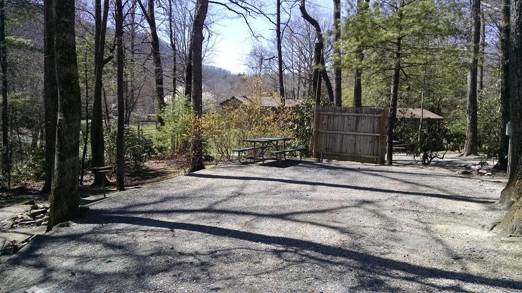 Linville Falls Campground, Rv Park, And Cabins Exteriör bild