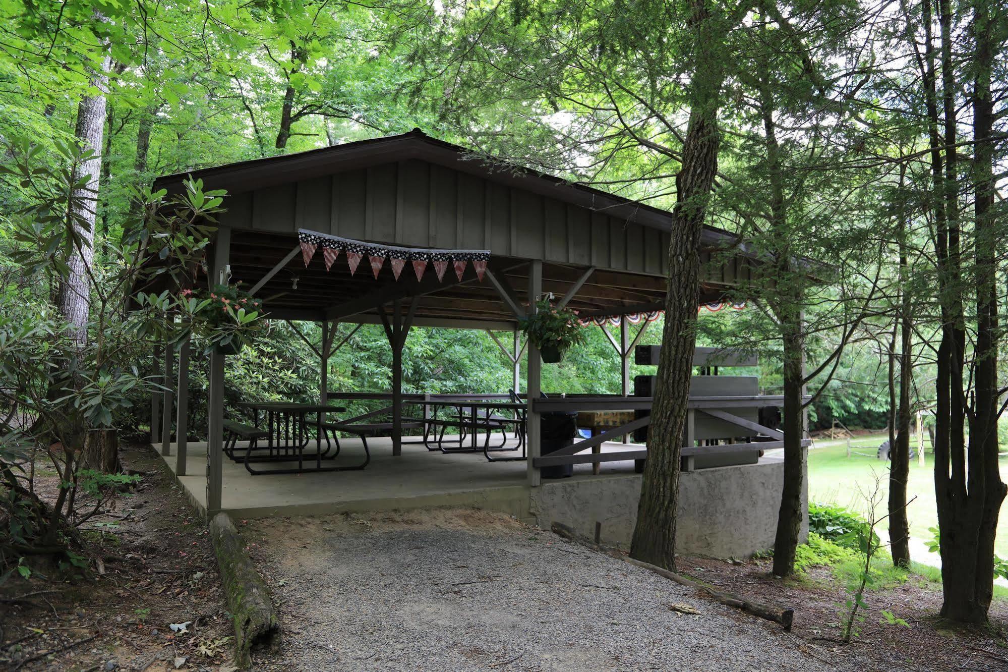 Linville Falls Campground, Rv Park, And Cabins Exteriör bild